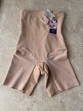 NWT HoneyLove SuperPower Short All Over Sculpt, Size Small